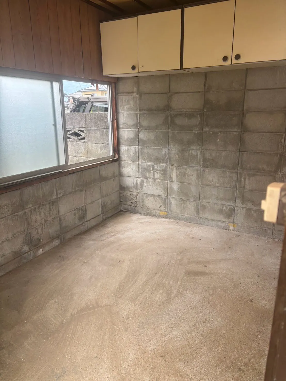 古くなった一軒家を解体し、新たに建て直すためのプロジェクトが...