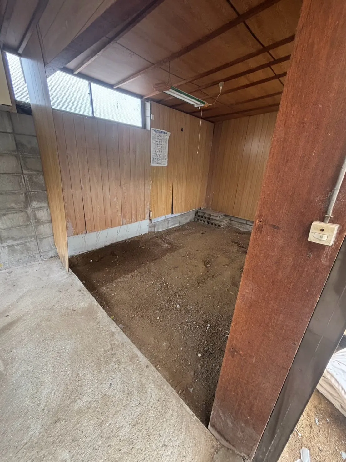 古くなった一軒家を解体し、新たに建て直すためのプロジェクトが...