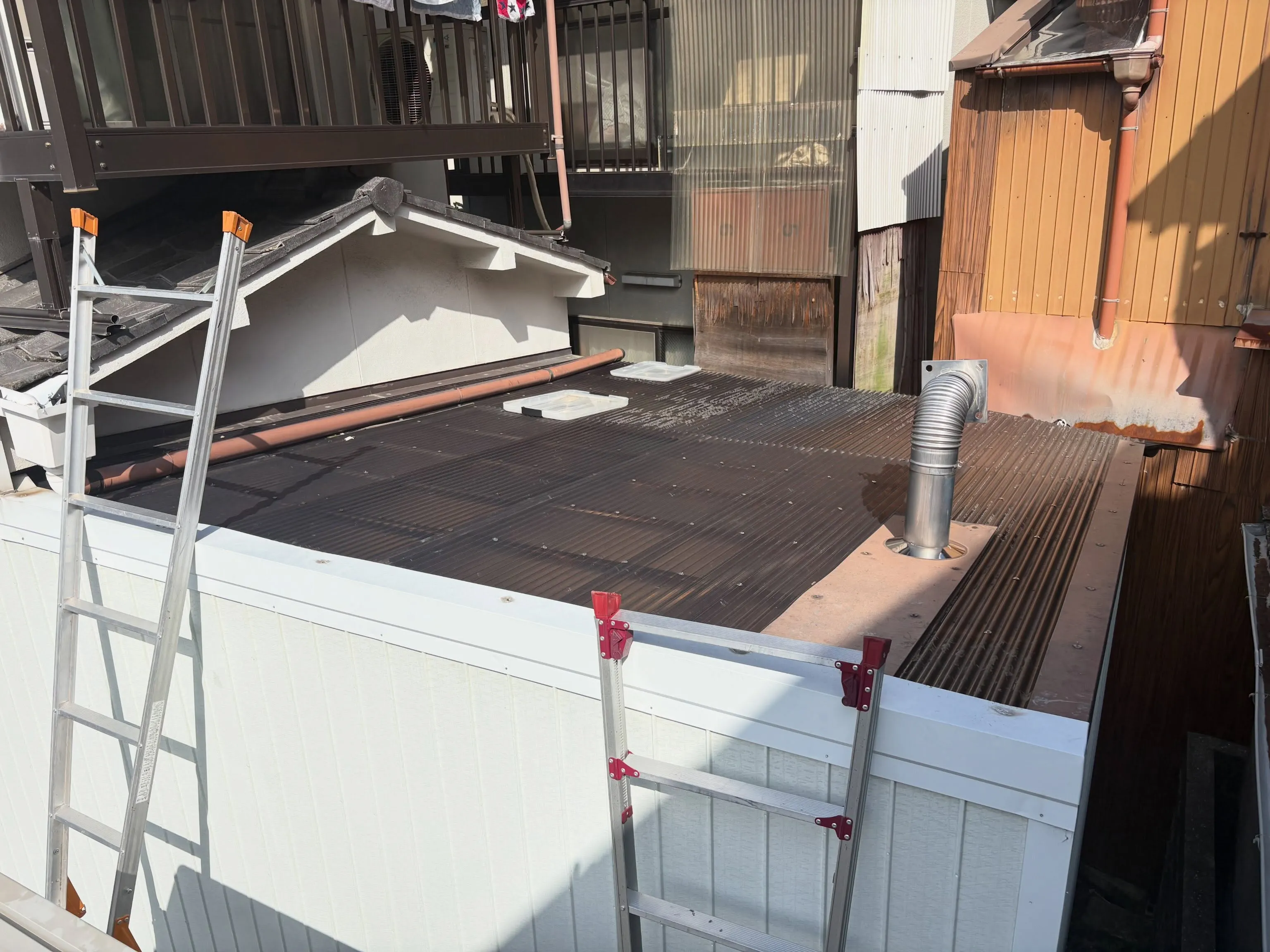 ポリカーボネート板の交換作業を行いました。