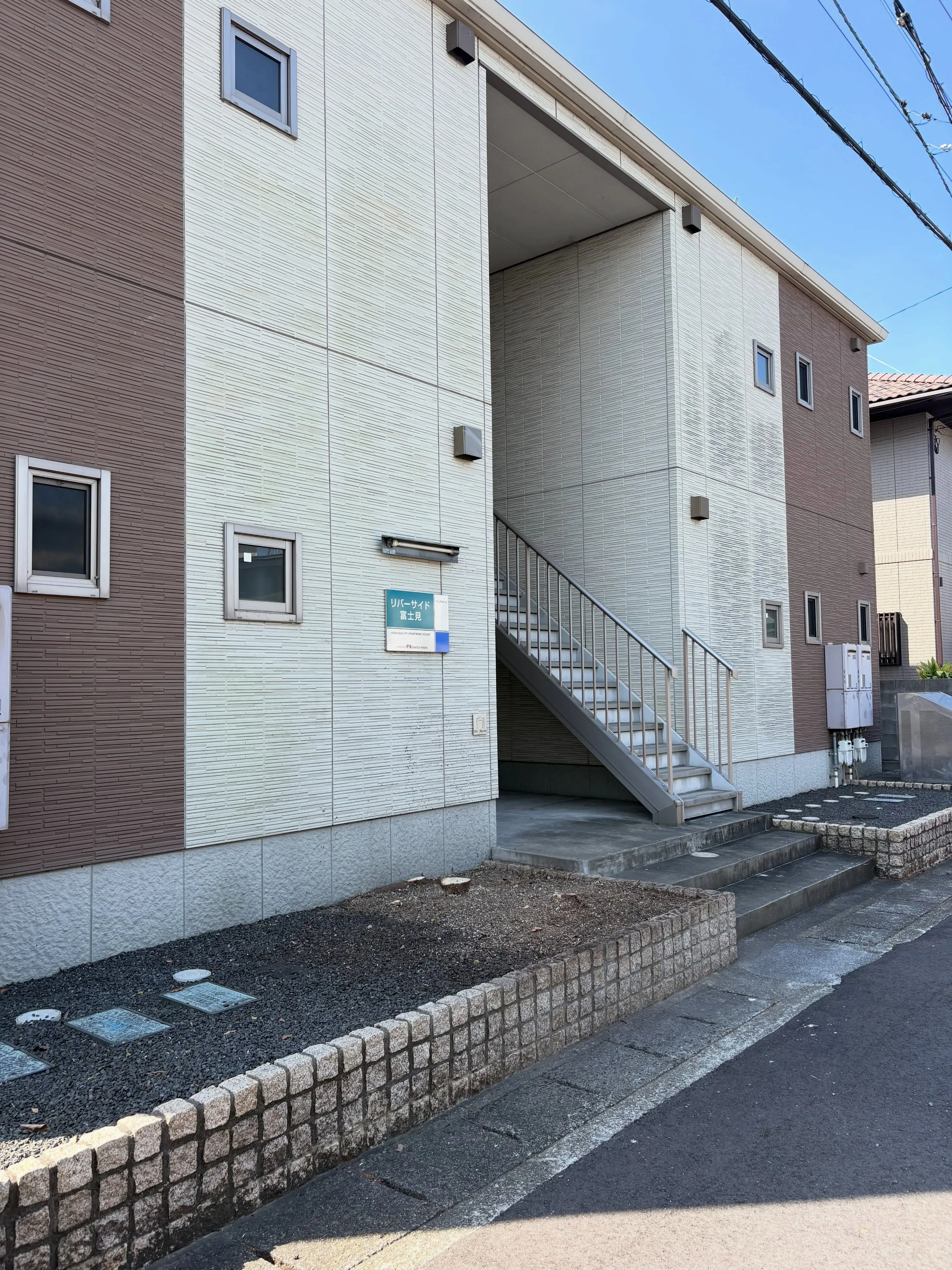 アパートの入り口の植栽が、ついに私たちの注意を引きました。