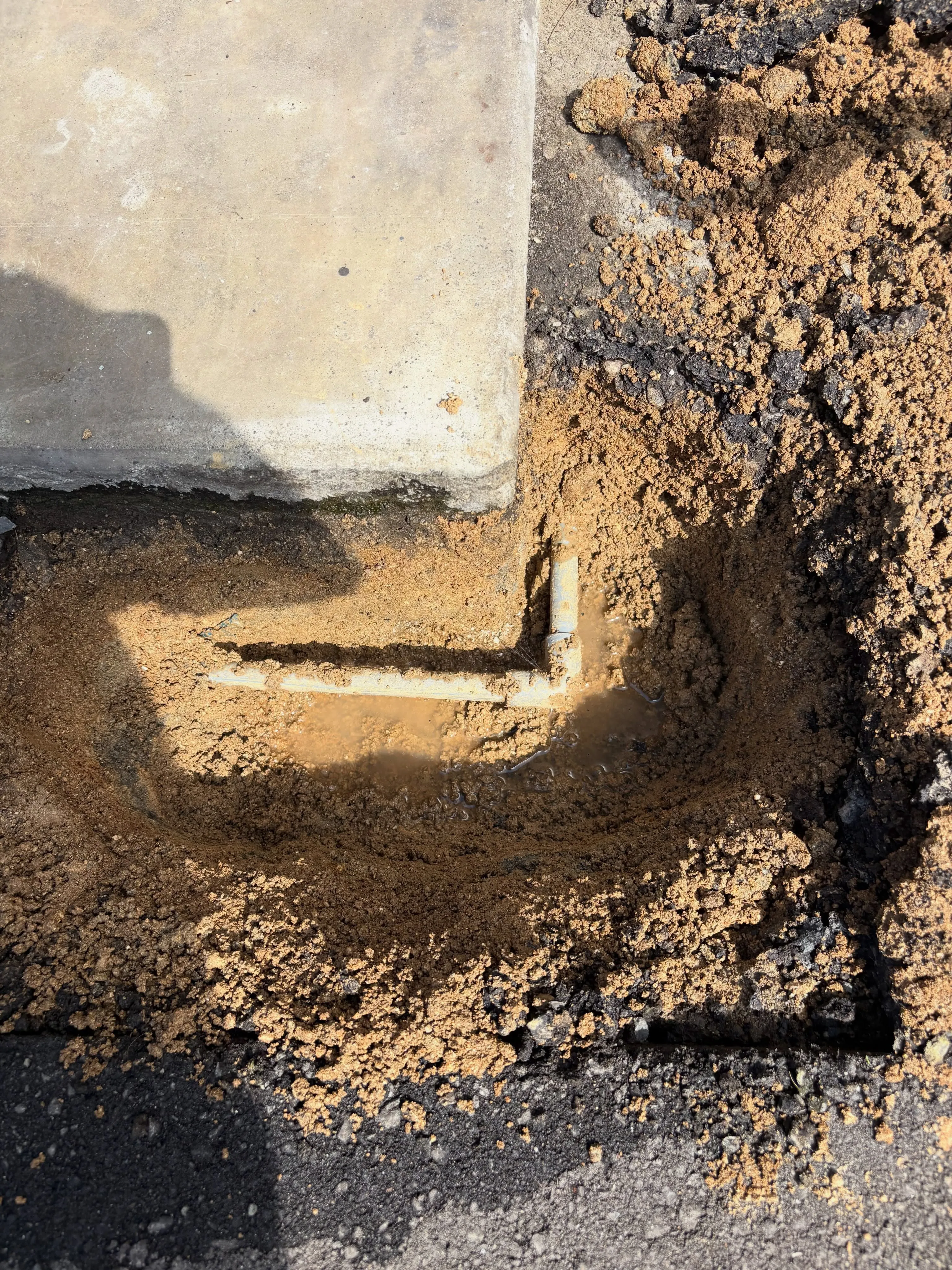 地下の配管が劣化し、水が漏れていました。