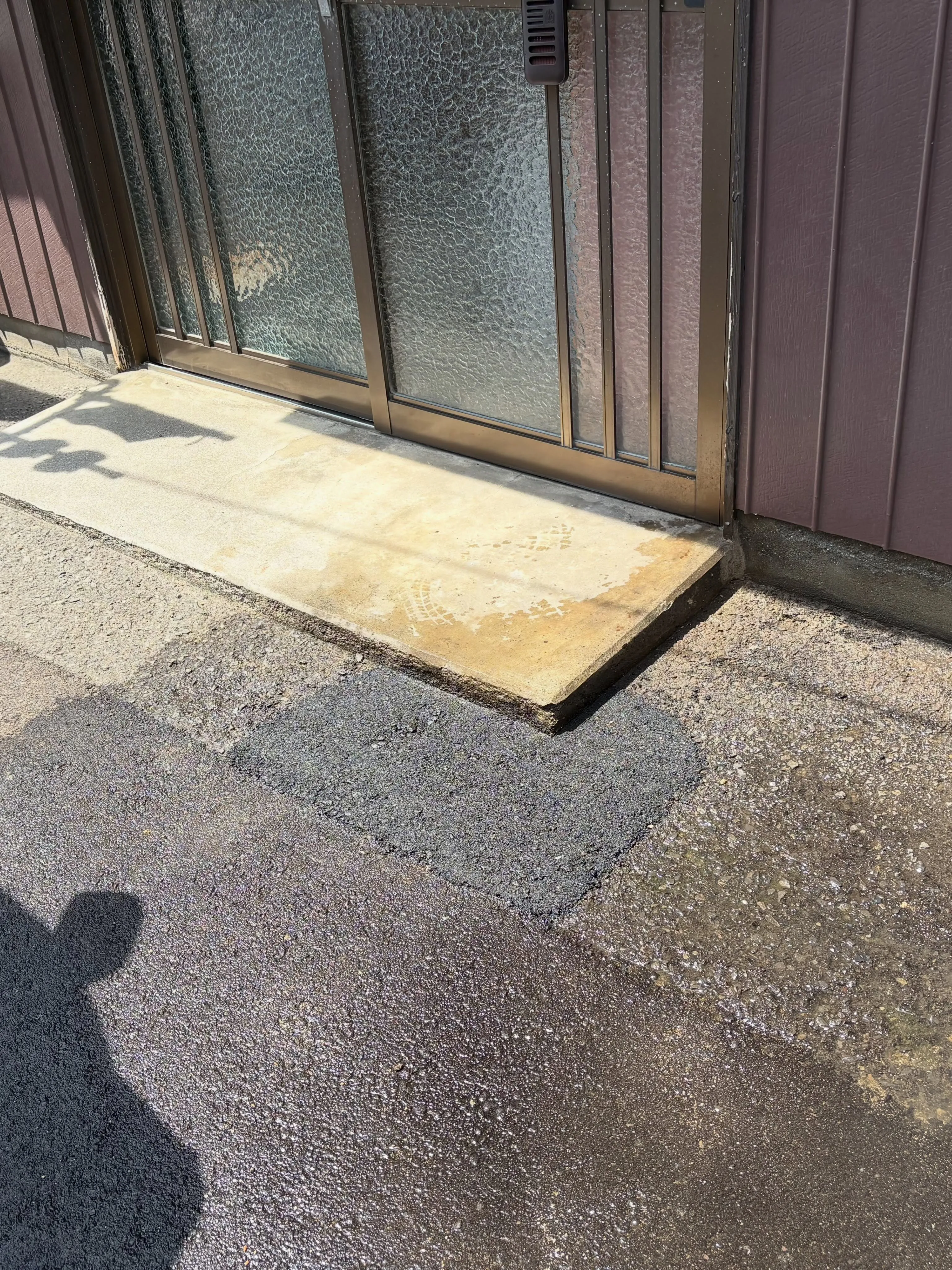 地下の配管が劣化し、水が漏れていました。
