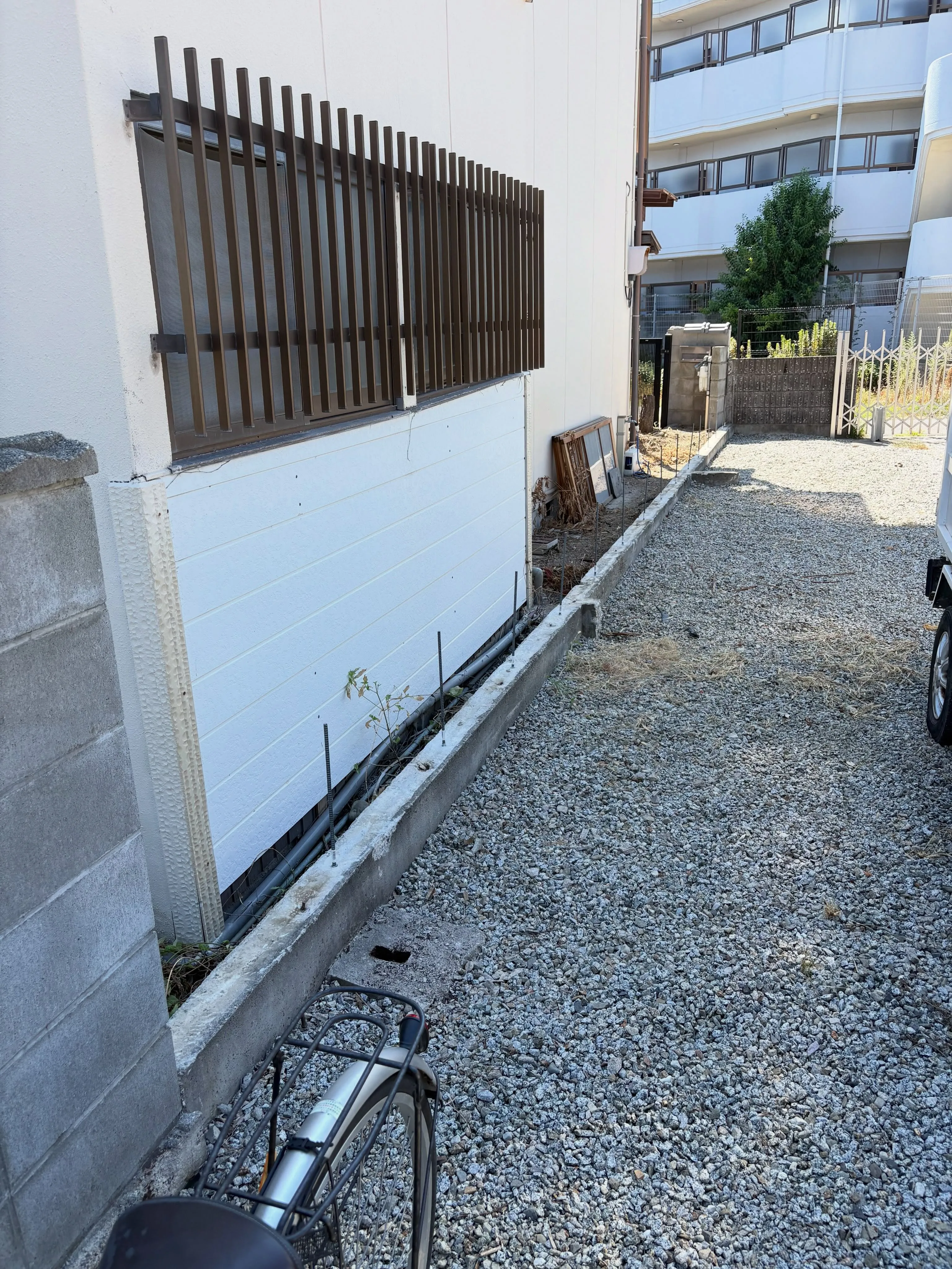 犬の安全のために庭にブロックを積みました。