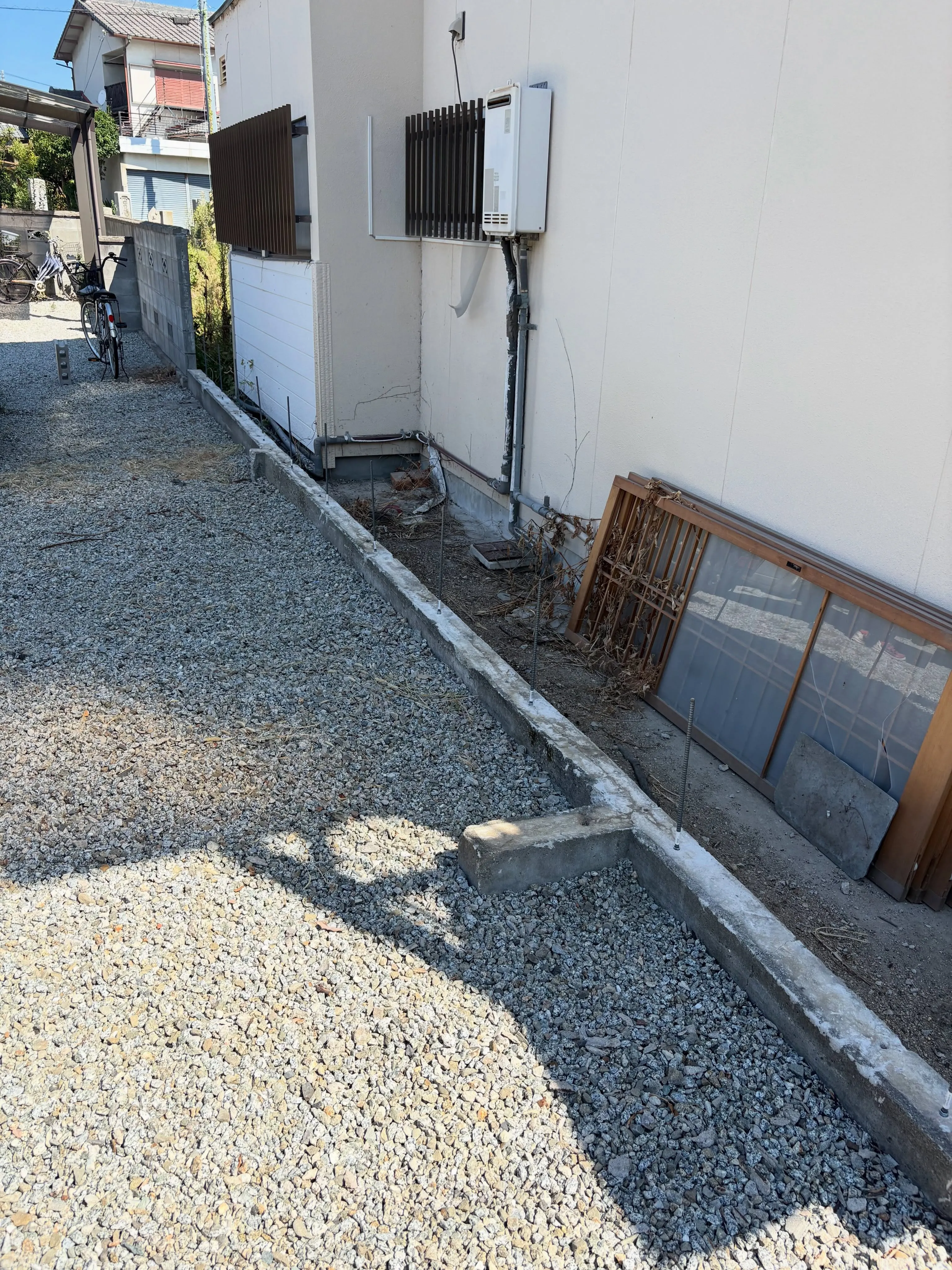 犬の安全のために庭にブロックを積みました。
