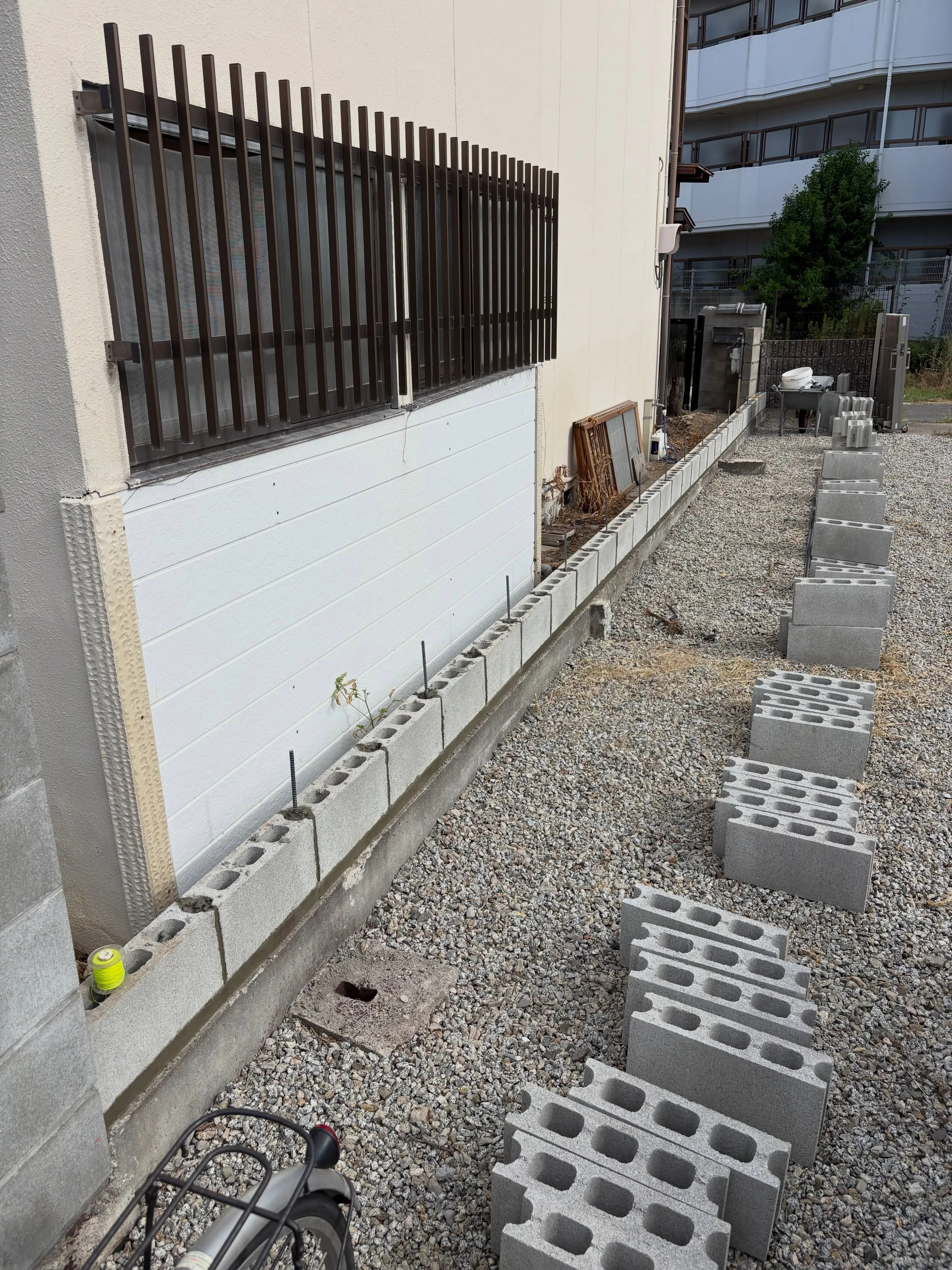 犬の安全のために庭にブロックを積みました。