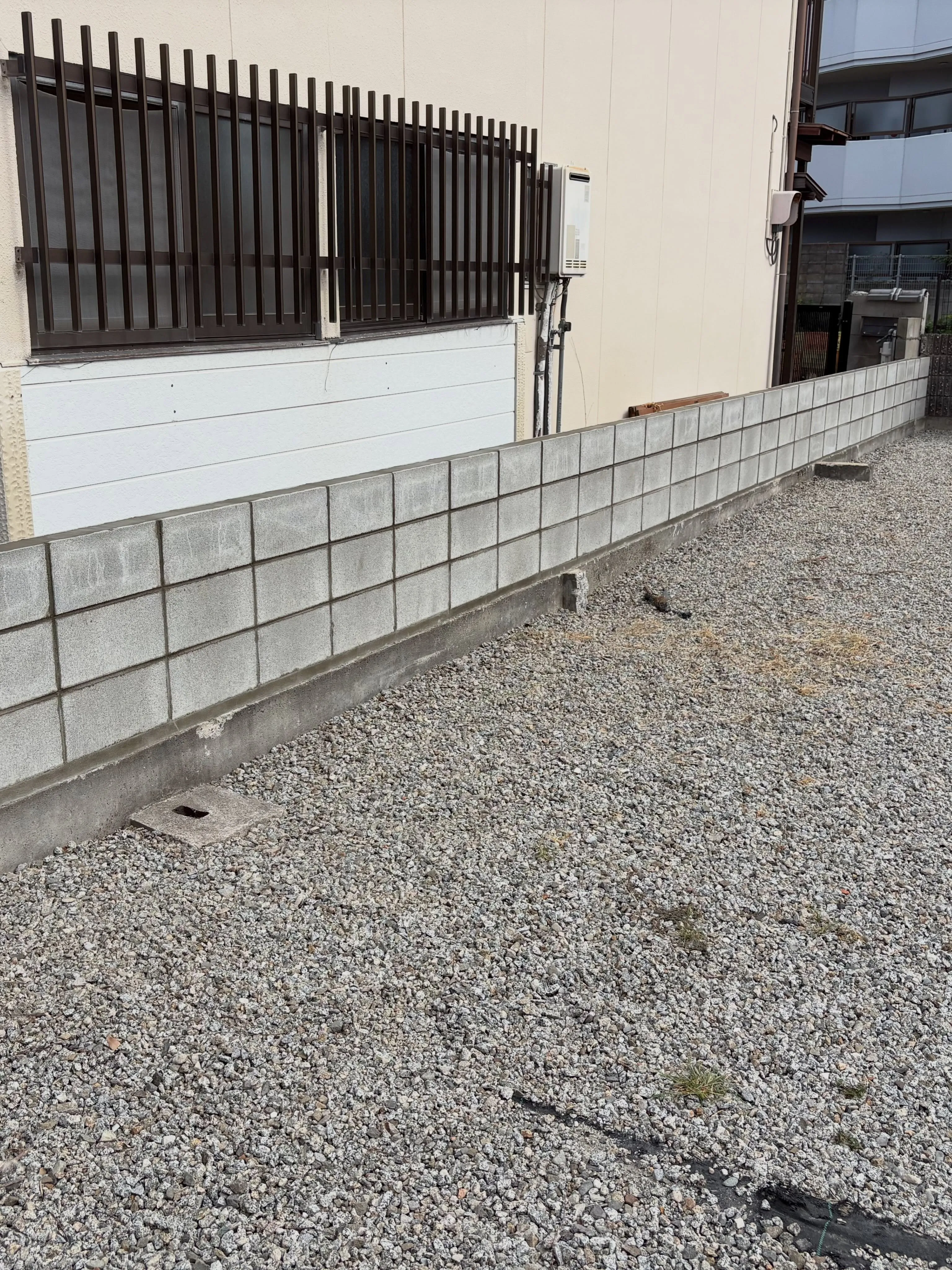 犬の安全のために庭にブロックを積みました。