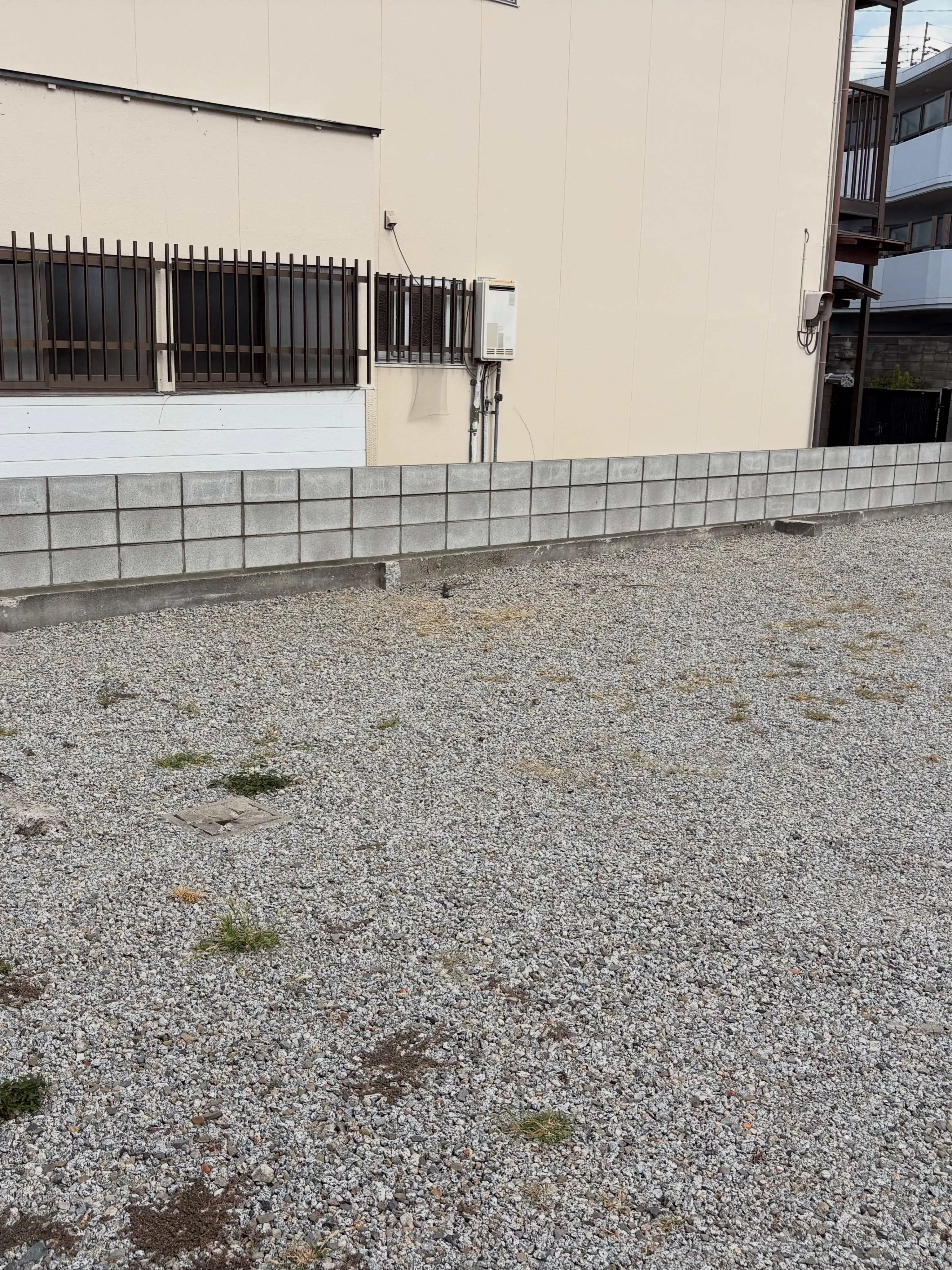 犬の安全のために庭にブロックを積みました。