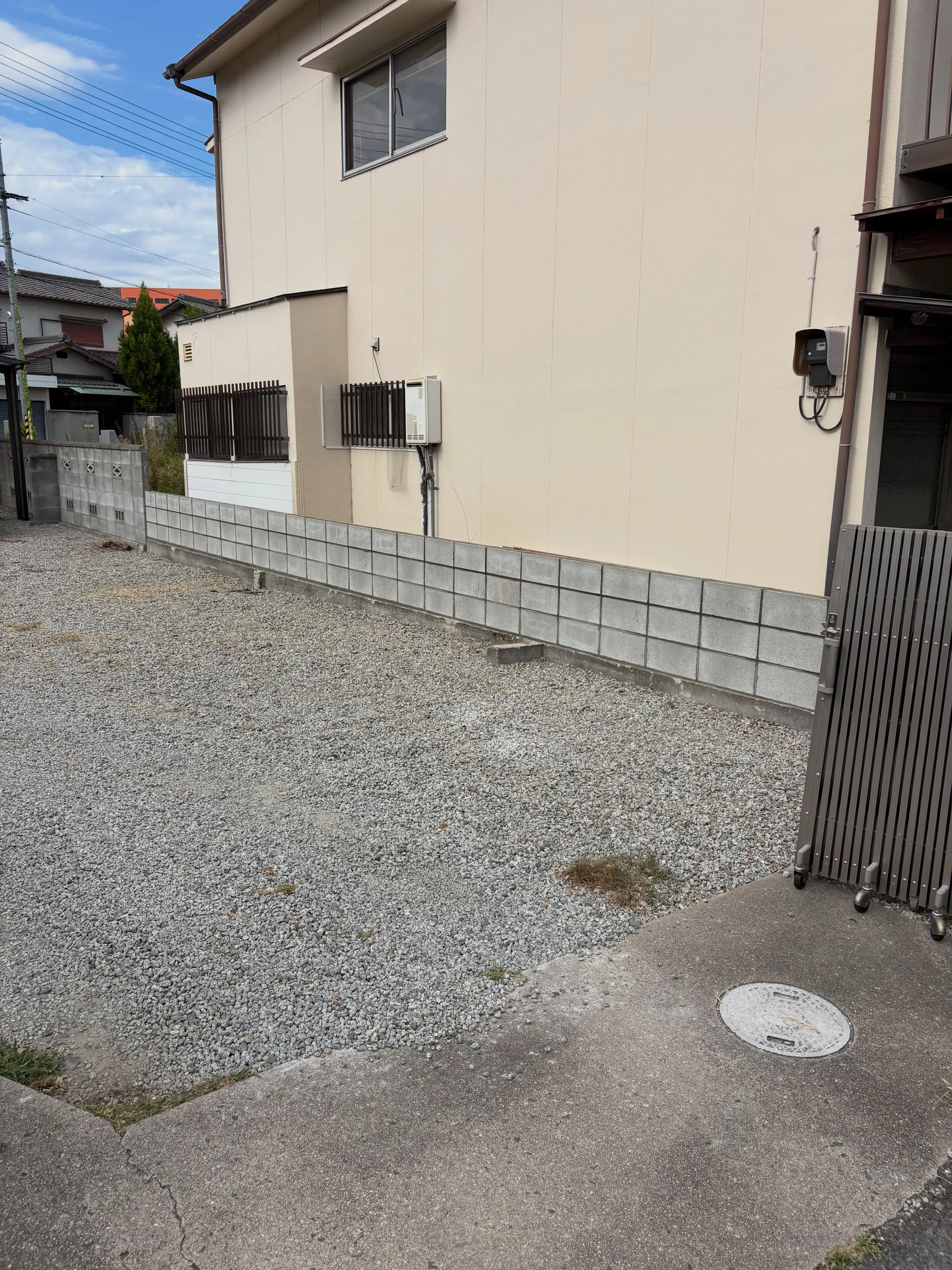 犬の安全のために庭にブロックを積みました。